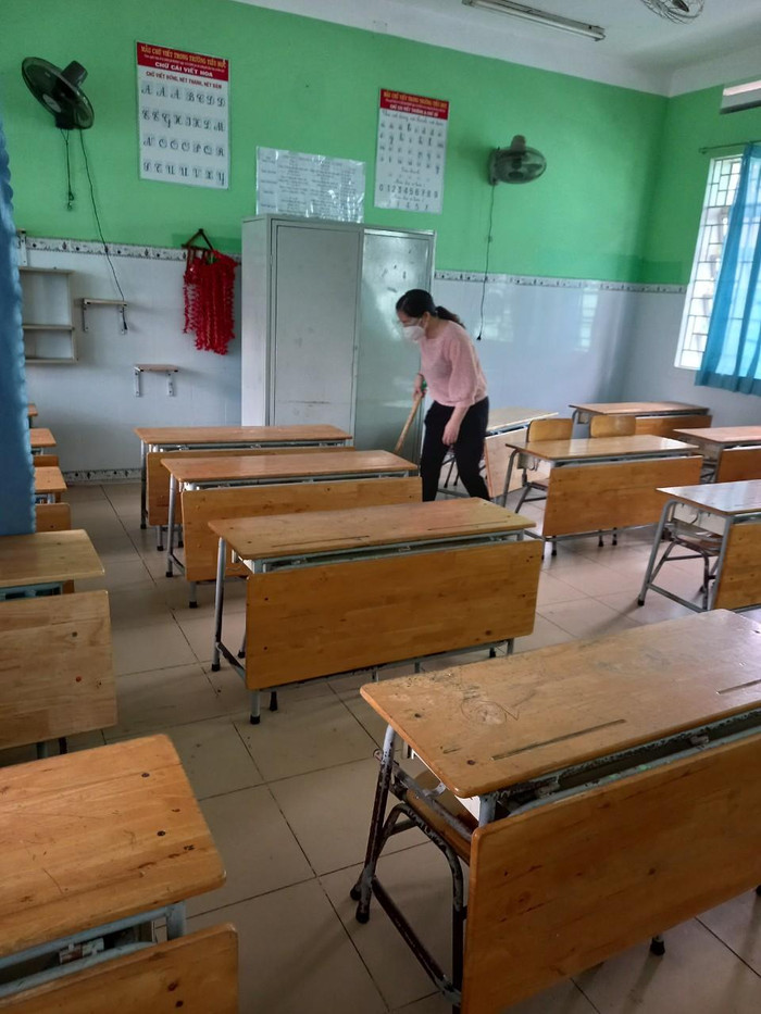 Lớp học được vệ sinh sạch đẹp để chào đón các em học sinh quay lại trường. Ảnh: Hữu Đức