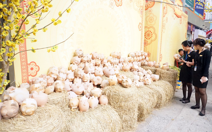 Xuân Kỷ Hợi 2019 không thể thiếu được hình ảnh con heo trên phố ông đồ. Xuân Kỷ Hợi 2019 không thể thiếu được hình ảnh con heo trên phố ông đồ.