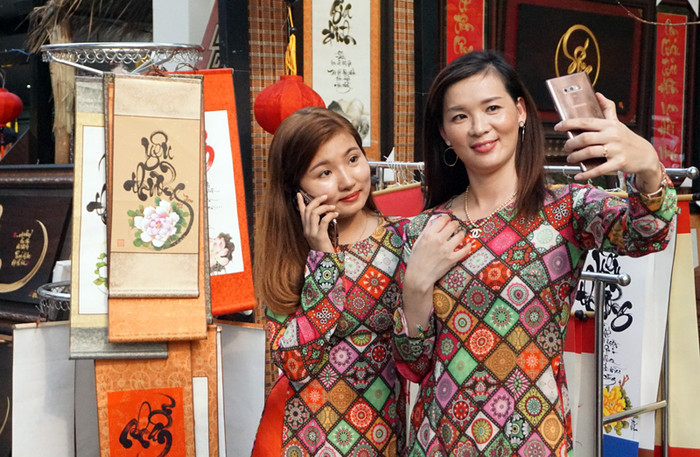 Cùng nhau tạo dáng, chụp ảnh tự sướng. Cùng nhau tạo dáng, chụp ảnh tự sướng.