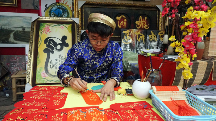Ông đồ “nhí” thả hồn cùng thiếp đỏ mực vàng. Ông đồ “nhí” thả hồn cùng thiếp đỏ mực vàng.