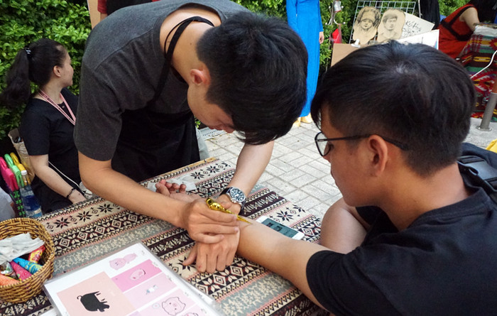 Thanh niên vẽ hình xâm trên tay để chơi Tết. Thanh niên vẽ hình xâm trên tay để chơi Tết.