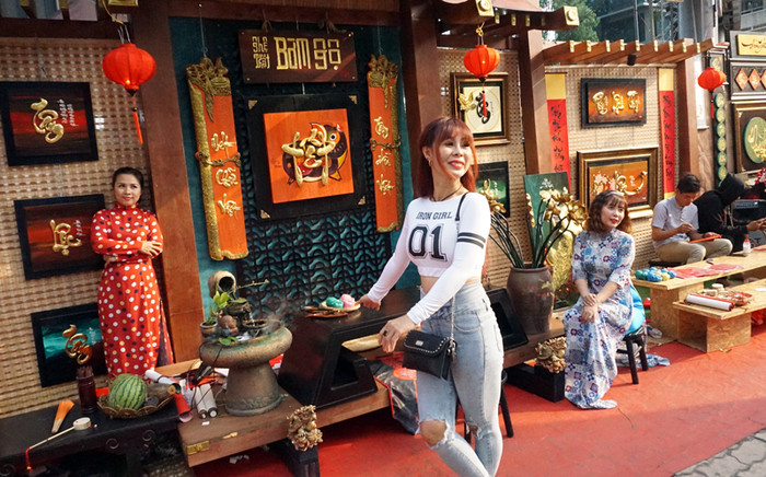 Một người tạo dáng mỗi kiểu. Một người tạo dáng mỗi kiểu.