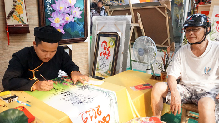 Cụ ông xin chữ thầy đồ. Cụ ông xin chữ thầy đồ.