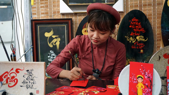 Bà đồ đang say mê cùng nét bút. Bà đồ đang say mê cùng nét bút.