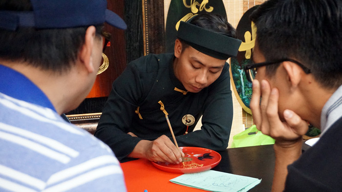 Ông đồ nắn nót từng nét chữ. Ông đồ nắn nót từng nét chữ.
