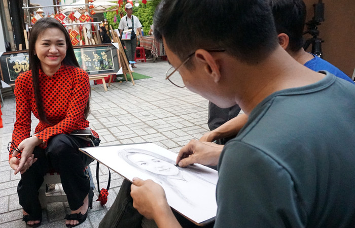 Cô gái đang lưu lại nét thanh xuân. Cô gái đang lưu lại nét thanh xuân.