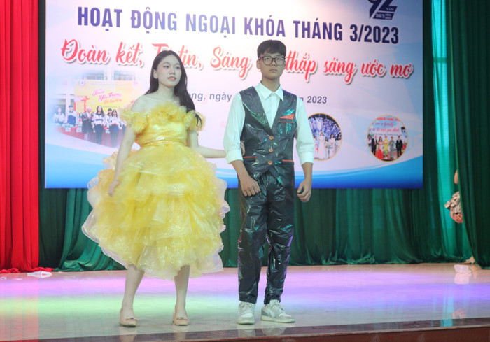 Nhiều tiếng hò reo, cổ vũ trước những bộ trang phục hút mắt và sáng tạo của các bạn học sinh.