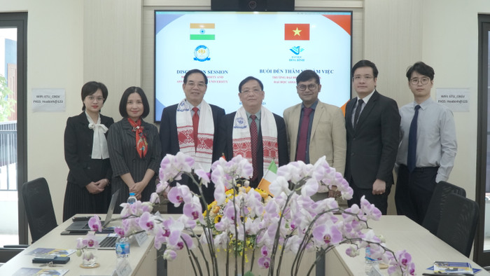 Hai đơn vị chụp ảnh lưu niệm cùng nhau. Ảnh: Nguyễn Long