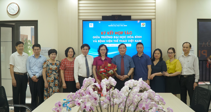 Hai đơn vị cùng chụp ảnh lưu niệm. Ảnh: DN Hai đơn vị cùng chụp ảnh lưu niệm. Ảnh: DN