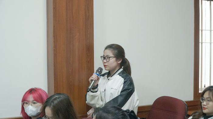 Sinh viên sôi nổi đặt câu hỏi giao lưu cùng Giáo sư Basak Sinh viên sôi nổi đặt câu hỏi giao lưu cùng Giáo sư Basak