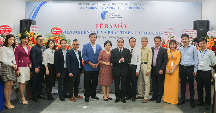 Ban lãnh đạo cùng Hội đồng khoa học và nhân viên của Viện cùng chụp ảnh lưu niệm. Ảnh: DN Ban lãnh đạo cùng Hội đồng khoa học và nhân viên của Viện cùng chụp ảnh lưu niệm. Ảnh: DN
