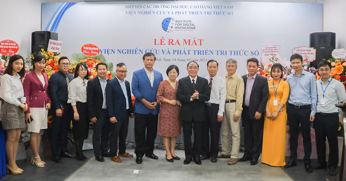 Ban lãnh đạo cùng Hội đồng khoa học và nhân viên của Viện cùng chụp ảnh lưu niệm. Ảnh: DN