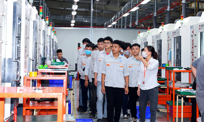 Sinh viên khoa cơ khí Trường Cao đẳng nghề Vĩnh Phúc đi thực tập tại nhà máy. Ảnh: Fanpage nhà trường Sinh viên khoa cơ khí Trường Cao đẳng nghề Vĩnh Phúc đi thực tập tại nhà máy. Ảnh: Fanpage nhà trường