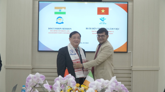 Đại biểu của Đại học Assam Down Town tặng quà lưu niệm cho Hiệu trưởng Trường Đại học Hòa Bình. Ảnh: Nguyễn Long