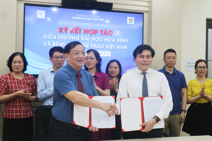 Lãnh đạo hai đơn vị bày tỏ hi vọng trên cơ sở bản thỏa thuận hợp tác, Trường Đại học Hòa Bình và Bệnh viện Thể thao Việt Nam sẽ có nhiều hoạt động hợp tác hiệu quả hơn nữa trong đào tạo nhân lực thuộc lĩnh vực sức khỏe. Ảnh: DN Lãnh đạo hai đơn vị bày tỏ hi vọng trên cơ sở bản thỏa thuận hợp tác, Trường Đại học Hòa Bình và Bệnh viện Thể thao Việt Nam sẽ có nhiều hoạt động hợp tác hiệu quả hơn nữa trong đào tạo nhân lực thuộc lĩnh vực sức khỏe. Ảnh: DN