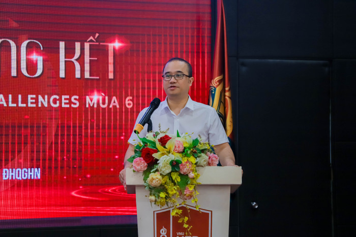 Phó giáo sư - Tiến sĩ Nguyễn Trúc Lê - Bí thư Đảng ủy, Chủ tịch Hội đồng trường Trường Đại học Kinh tế - Đại học Quốc gia Hà Nội phát biểu mở đầu đêm GALA Chung kết cuộc thi Phó giáo sư - Tiến sĩ Nguyễn Trúc Lê - Bí thư Đảng ủy, Chủ tịch Hội đồng trường Trường Đại học Kinh tế - Đại học Quốc gia Hà Nội phát biểu mở đầu đêm GALA Chung kết cuộc thi