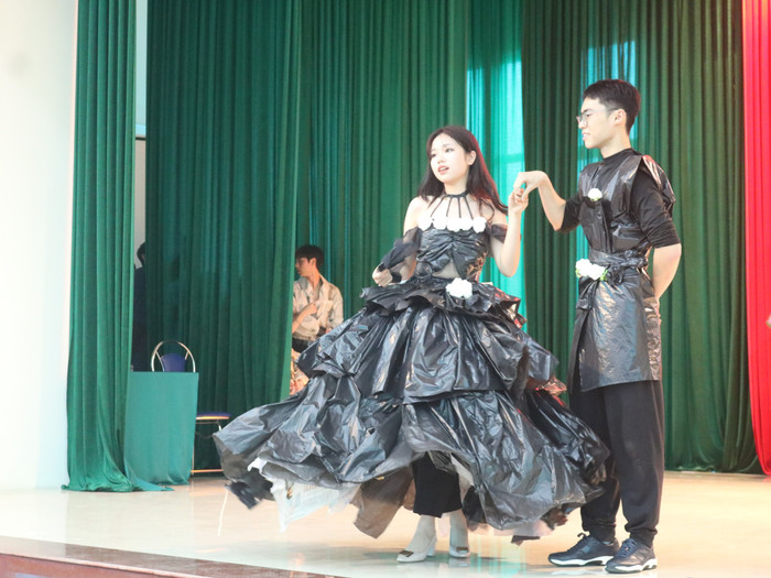 Những bộ trang phục từ vật liệu tái chế được thiết kế cầu kỳ, đẹp mắt.