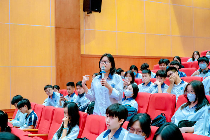 Hoạt động tư vấn tuyển sinh du học tại Trường Trung học phổ thông Chuyên Vĩnh Phúc. Ảnh: Fanpage nhà trường