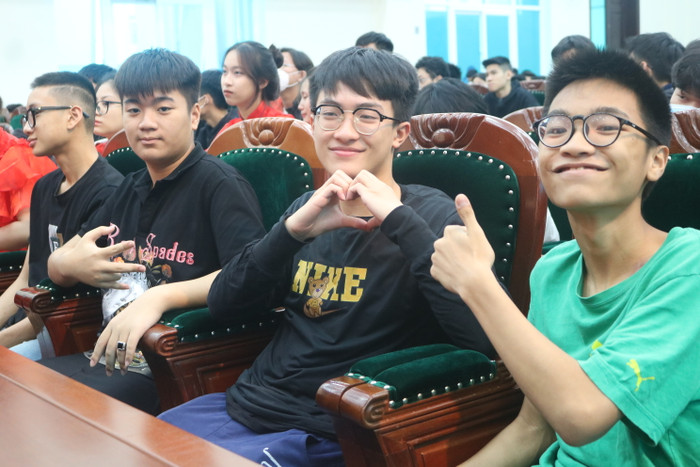 Học sinh thích thú trước màn trình diễn thời trang từ các sản phẩm tái chế.