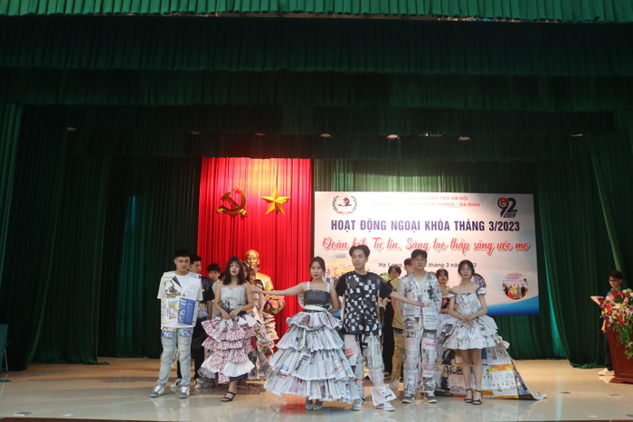 Hoạt động thiết kế thời trang tái chế nhằm giáo dục và tuyên truyền học sinh về ý thức giữ gìn, bảo vệ môi trường.