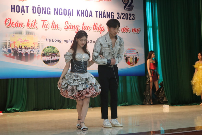 Những bông hoa hồng làm từ giấy báo ghép lại thành chiếc váy độc đáo