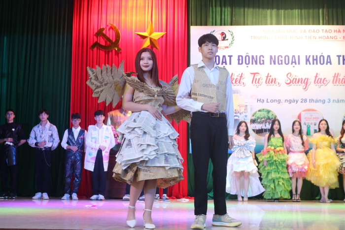 Bộ trang phục với thiết kế hiện đại từ những giấy báo đã cũ.