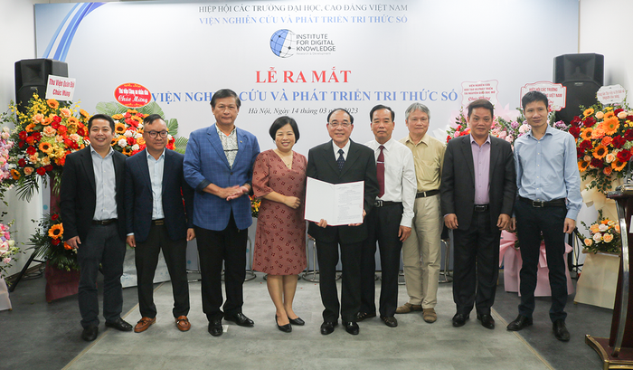 Các thành viên Hội đồng khoa học Viện Nghiên cứu Phát triển Tri thức số. Ảnh: DN Các thành viên Hội đồng khoa học Viện Nghiên cứu Phát triển Tri thức số. Ảnh: DN