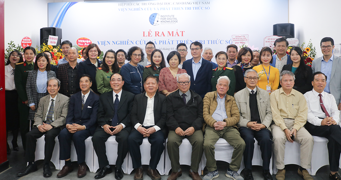 Đại biểu tham dự lễ ra mắt và các thành viên của Viện Nghiên cứu Phát triển Tri thức số cùng chụp ảnh lưu niệm. Ảnh: DN Đại biểu tham dự lễ ra mắt và các thành viên của Viện Nghiên cứu Phát triển Tri thức số cùng chụp ảnh lưu niệm. Ảnh: DN