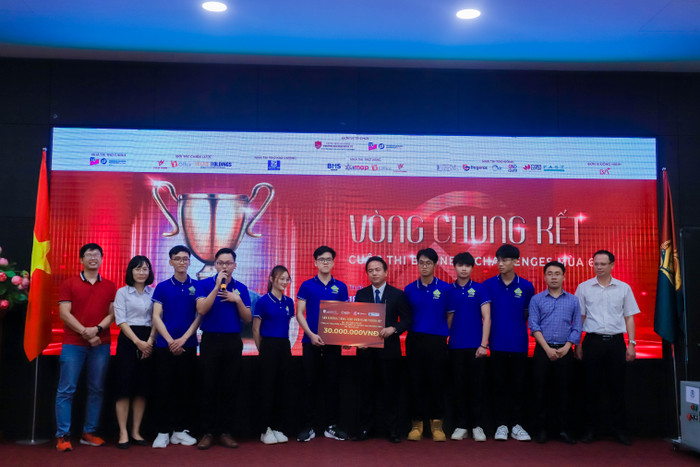 Đội thi Hưng Yên Tech_Wood rinh về giải thưởng từ Nhà tài trợ Kim cương của cuộc thi Đội thi Hưng Yên Tech_Wood rinh về giải thưởng từ Nhà tài trợ Kim cương của cuộc thi