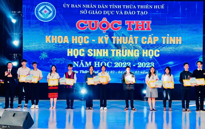 Ban tổ chức trao giải cho các thí sinh đạt giải. Ảnh: Sở Giáo dục và Đào tạo Thừa Thiên Huế Ban tổ chức trao giải cho các thí sinh đạt giải. Ảnh: Sở Giáo dục và Đào tạo Thừa Thiên Huế