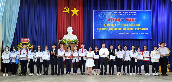 Bế mạc và trao giải Cuộc thi Khoa học, kỹ thuật cấp tỉnh dành cho học sinh trung học tỉnh Kon Tum, năm học 2022 - 2023. Ảnh: Đắc Vinh Bế mạc và trao giải Cuộc thi Khoa học, kỹ thuật cấp tỉnh dành cho học sinh trung học tỉnh Kon Tum, năm học 2022 - 2023. Ảnh: Đắc Vinh