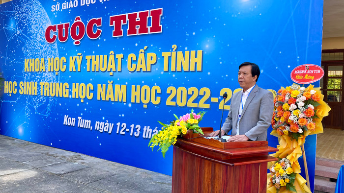 Tiến sĩ Đoàn Thành Nhân- Phó Giám đốc Sở Giáo dục và Đào tạo Kon Tum, Trưởng Ban tổ chức phát biểu khai mạc cuộc thi khoa học kỹ thuật dành cho học sinh trung học phổ thông tỉnh Kon Tum năm học 2022-2023. Ảnh: Đắc Vinh Tiến sĩ Đoàn Thành Nhân- Phó Giám đốc Sở Giáo dục và Đào tạo Kon Tum, Trưởng Ban tổ chức phát biểu khai mạc cuộc thi khoa học kỹ thuật dành cho học sinh trung học phổ thông tỉnh Kon Tum năm học 2022-2023. Ảnh: Đắc Vinh