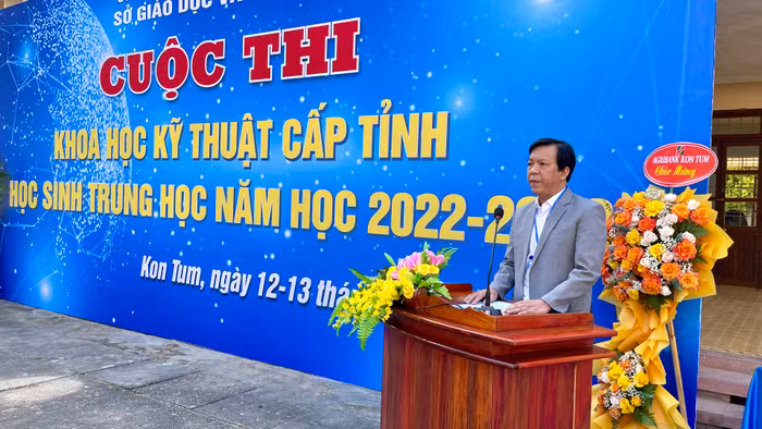 Tiến sĩ Đoàn Thành Nhân- Phó Giám đốc Sở Giáo dục và Đào tạo Kon Tum, Trưởng Ban tổ chức phát biểu khai mạc cuộc thi khoa học kỹ thuật dành cho học sinh trung học phổ thông tỉnh Kon Tum năm học 2022-2023. Ảnh: Đắc Vinh