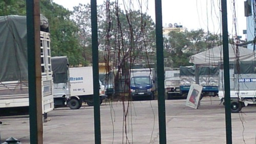 Hàng chúc chiếc xe được "ngủ" trong khuôn viên TTVH quận Bắc gây nhiều bức xúc trong nhân dân. Ảnh: Văn Phan Hàng chúc chiếc xe được "ngủ" trong khuôn viên TTVH quận Bắc gây nhiều bức xúc trong nhân dân. Ảnh: Văn Phan