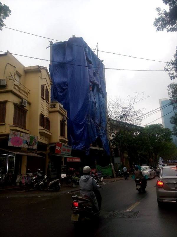 Người dân tỏ ra hoài nghi công trình số 6 đã được chính quyền sở tại "ưu ái" (Ảnh Minh Chí)