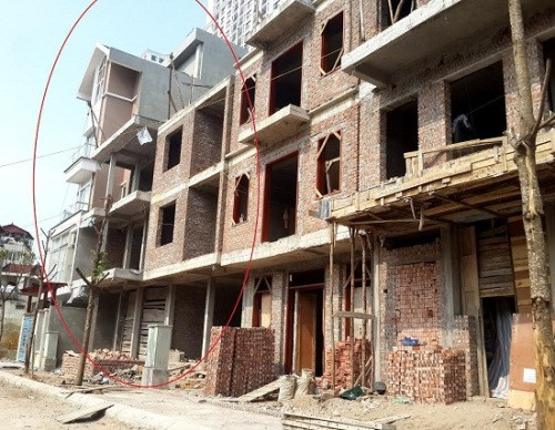 Nhiều công trình đã sai phạm thiết kế và xây vượt phép đang diễn ra tại Dự án Biệt thự tổ hợp 108 Nguyễn Trãi. Ảnh: Duy Thế Nhiều công trình đã sai phạm thiết kế và xây vượt phép đang diễn ra tại Dự án Biệt thự tổ hợp 108 Nguyễn Trãi. Ảnh: Duy Thế