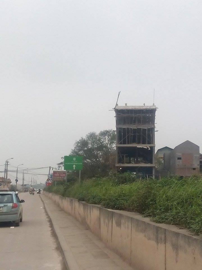 Công trình xây dựng vượt tầng so với giấy phép xây dựng lên đến 5 tầng. Tuy nhiên, ông Phạm Văn May, Chủ tịch UBND xã Bát Tràng bao che rằng chỉ có 4 tầng và 1 tum (Ảnh Minh Chí) Công trình xây dựng vượt tầng so với giấy phép xây dựng lên đến 5 tầng. Tuy nhiên, ông Phạm Văn May, Chủ tịch UBND xã Bát Tràng bao che rằng chỉ có 4 tầng và 1 tum (Ảnh Minh Chí)