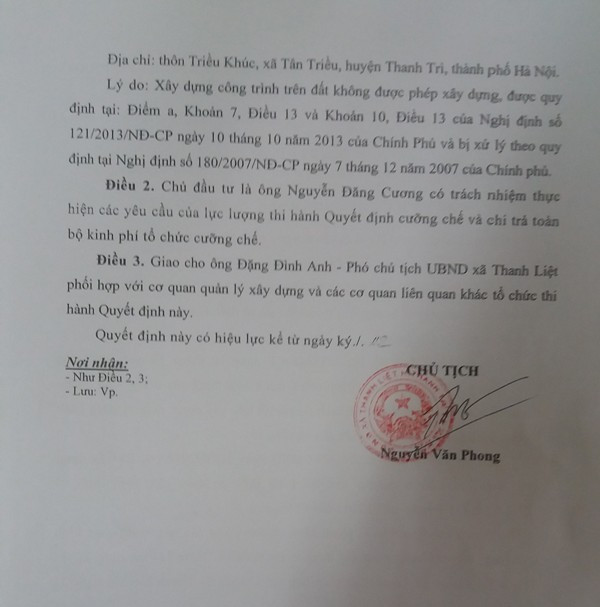 Quyết định cưỡng chế phá dỡ do chủ tịch xã Thanh Liệt ký chỉ nằm trên giấy. Ảnh Bảo Nam.
