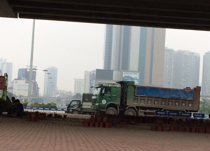 Xe tải ngang nhiên hoạt động trong giờ cấm, ảnh chụp lúc 14h ngày 08/4/2016 trên vòng xuyến Big C (Trần Duy Hưng - Khuất Duy Tiến). Ảnh Trần Nguyễn Xe tải ngang nhiên hoạt động trong giờ cấm, ảnh chụp lúc 14h ngày 08/4/2016 trên vòng xuyến Big C (Trần Duy Hưng - Khuất Duy Tiến). Ảnh Trần Nguyễn