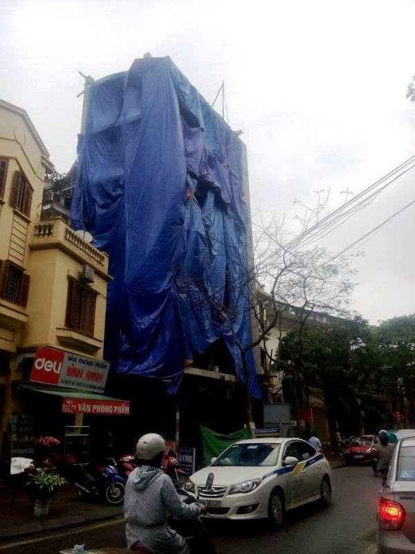 Công trình số 6, phố Hoa Lư, phường Lê Đại Hành cao hơn so với mặt bằng chung của cả khu phố (Ảnh Minh Chí)