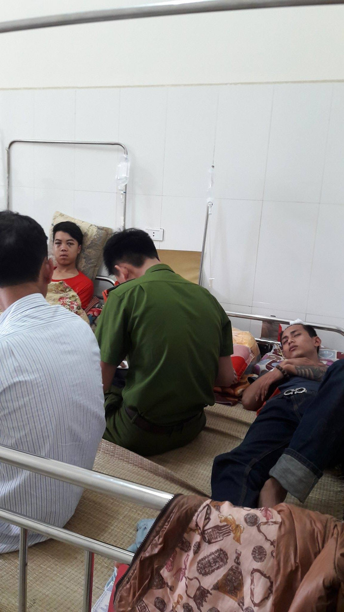 Phía Công an huyện Ngọc Lặc đang lấy lời khai của các nạn nhân. Ảnh Minh Anh Phía Công an huyện Ngọc Lặc đang lấy lời khai của các nạn nhân. Ảnh Minh Anh