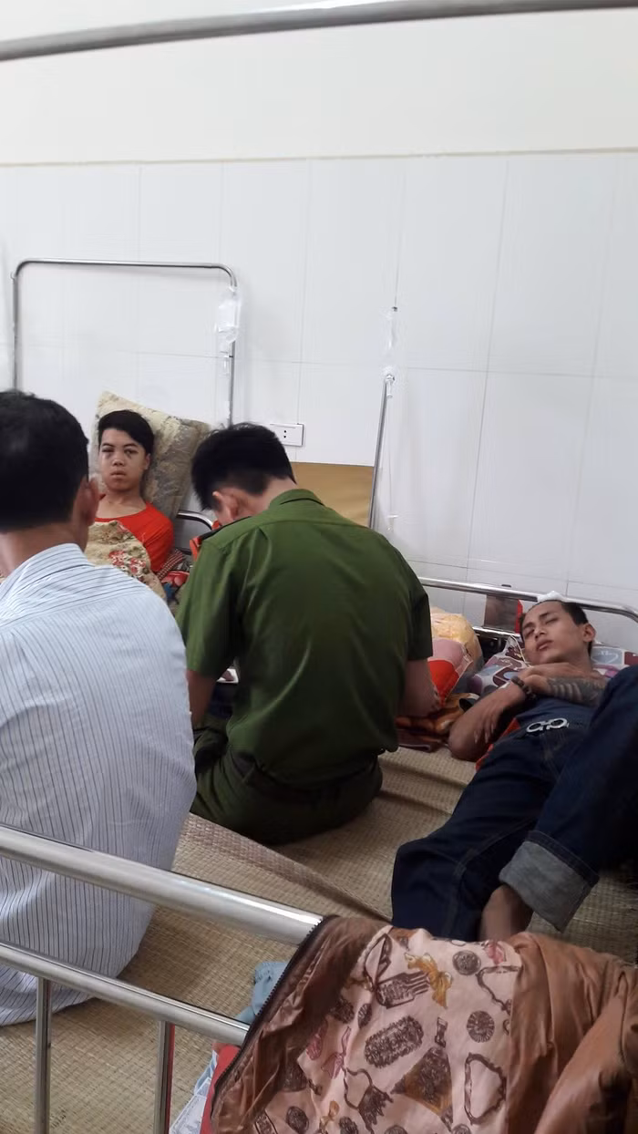 Phía Công an huyện Ngọc Lặc đang lấy lời khai của các nạn nhân. Ảnh Minh Anh