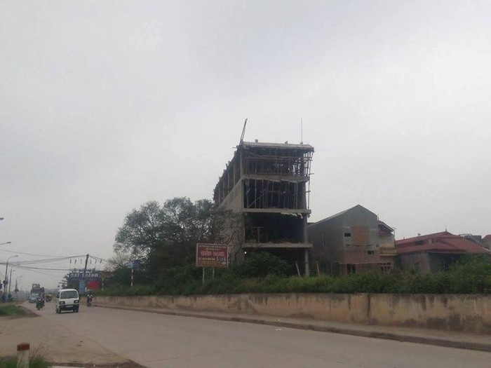 Công trình to vật vã tại số 3, đường Giang Cao, xã Bát Tràng, huyện Gia Lâm, Hà Nội nằm trên hành lang bảo vệ đê điều nhưng không bị xử lý (Ảnh Minh Chí)