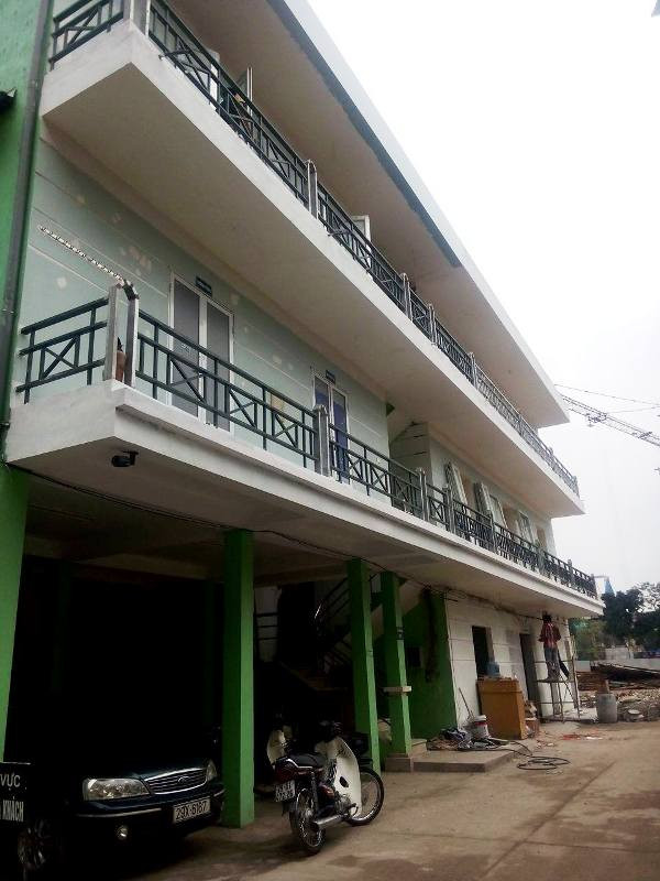 Công trình nhà 3 tầng sai phạm đang được các công nhân gấp rút hoàn thành (Ảnh Minh Chí) Công trình nhà 3 tầng sai phạm đang được các công nhân gấp rút hoàn thành (Ảnh Minh Chí)