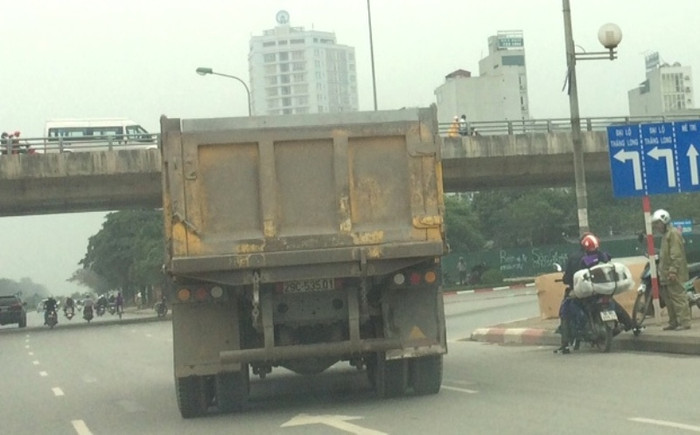Xe tài ngang nhiên chạy qua mặt chốt CSGT đội 6. Xe tài ngang nhiên chạy qua mặt chốt CSGT đội 6.