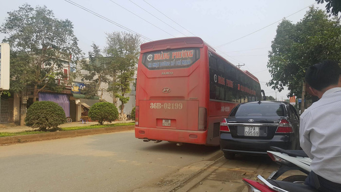 Chiếc xe 36B-02199 đã bị Sở Giao thông Vận tải thu hồi phù hiệu nhưng vẫn tham gia chở khách trên đường Hồ Chí Minh. Chiếc xe 36B-02199 đã bị Sở Giao thông Vận tải thu hồi phù hiệu nhưng vẫn tham gia chở khách trên đường Hồ Chí Minh.