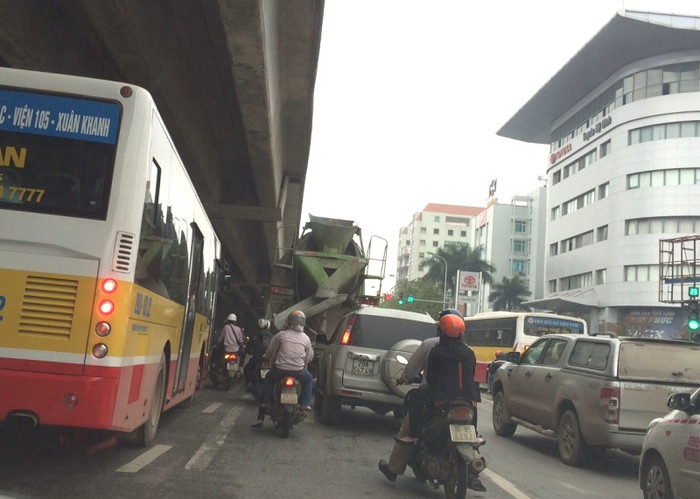 Xe trộn bê tông không những hoạt động trong giờ cấm, mà còn liên tục bấm còi ing ỏi, len lách vào giữa dòng xe máy. Ảnh chụp lúc 14 giờ 15 phút ngày 08/4/2016 trên đầu đường Phạm Hùng - đoạn qua Bến xe Mỹ Đình. Ảnh Trần Nguyễn Xe trộn bê tông không những hoạt động trong giờ cấm, mà còn liên tục bấm còi ing ỏi, len lách vào giữa dòng xe máy. Ảnh chụp lúc 14 giờ 15 phút ngày 08/4/2016 trên đầu đường Phạm Hùng - đoạn qua Bến xe Mỹ Đình. Ảnh Trần Nguyễn