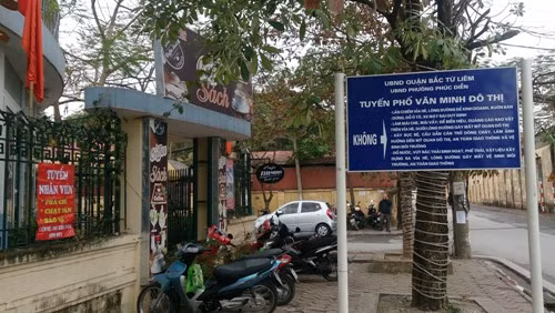 Chưa có động thái xử lý nào từ cơ quan chức năng quận Bắc Từ Liêm. Quán cafe The Moon vẫn hoạt động bình thường. Ảnh: Văn Phan