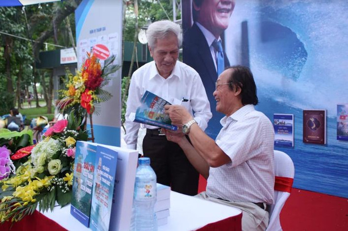 Tiến sĩ Trần Công Trục ký tặng sách cho bạn đọc trong Tọa đàm về Biển Đông dưới anh sáng của luật pháp quốc tế. Ảnh do tác giả cung cấp. Tiến sĩ Trần Công Trục ký tặng sách cho bạn đọc trong Tọa đàm về Biển Đông dưới anh sáng của luật pháp quốc tế. Ảnh do tác giả cung cấp.