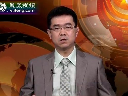 Ông Tống Trung Bình bình luận trên đài Phượng Hoàng. Ảnh: v.ifeng.com. Ông Tống Trung Bình bình luận trên đài Phượng Hoàng. Ảnh: v.ifeng.com.